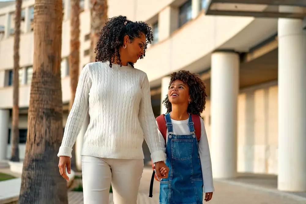 mãe e filha andando na rua