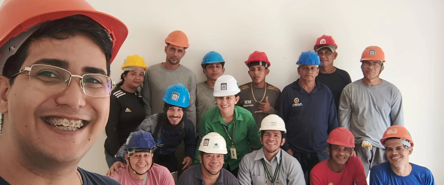 Professor Yuri e seus alunos do programa Escola Nota 10 da MRV