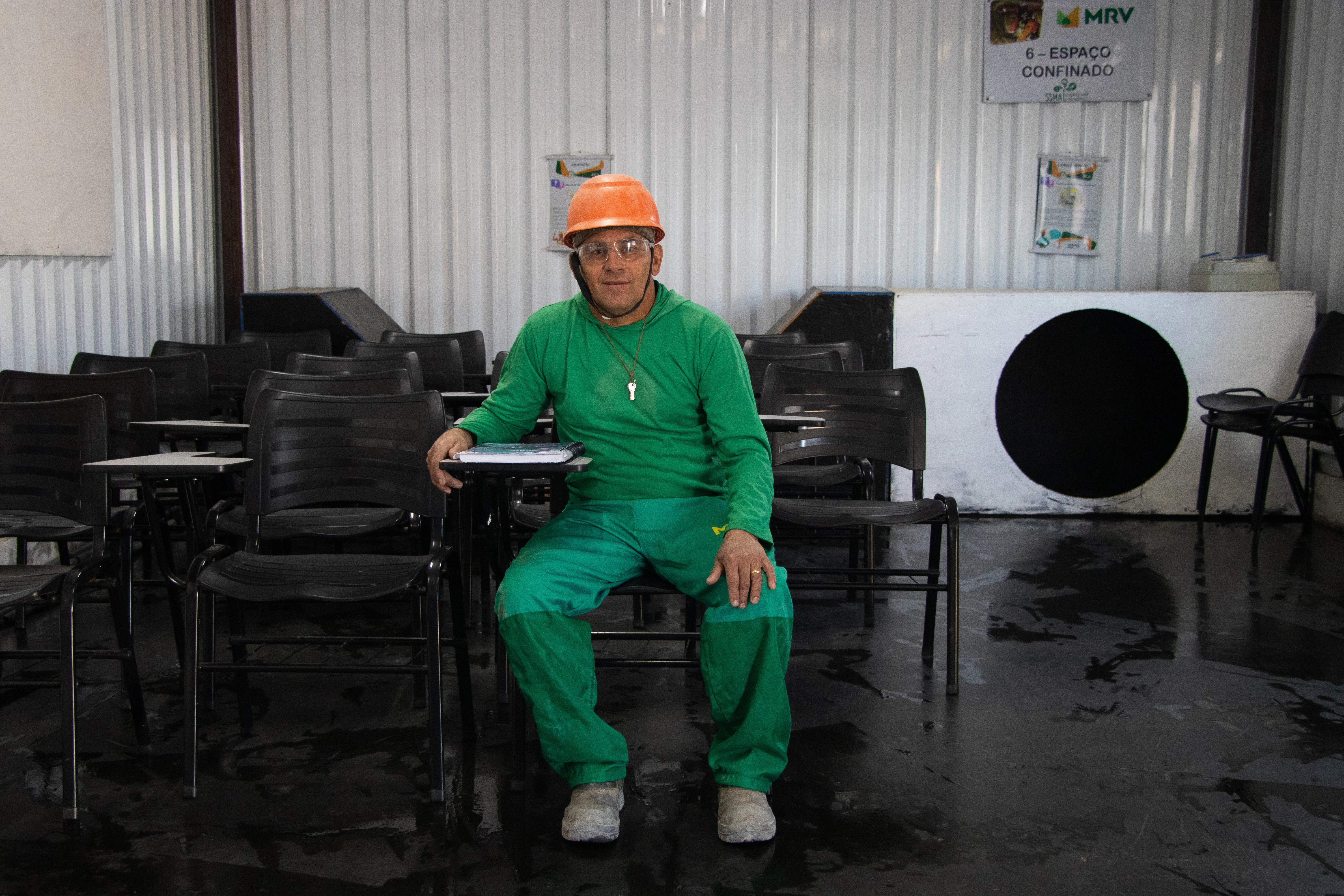 Francisco da Silva Costa, de uniforme verde e capacte laranja  em uma sala de aula