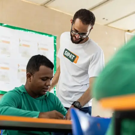 Professor ensina aluno do programa Escola Nota 10