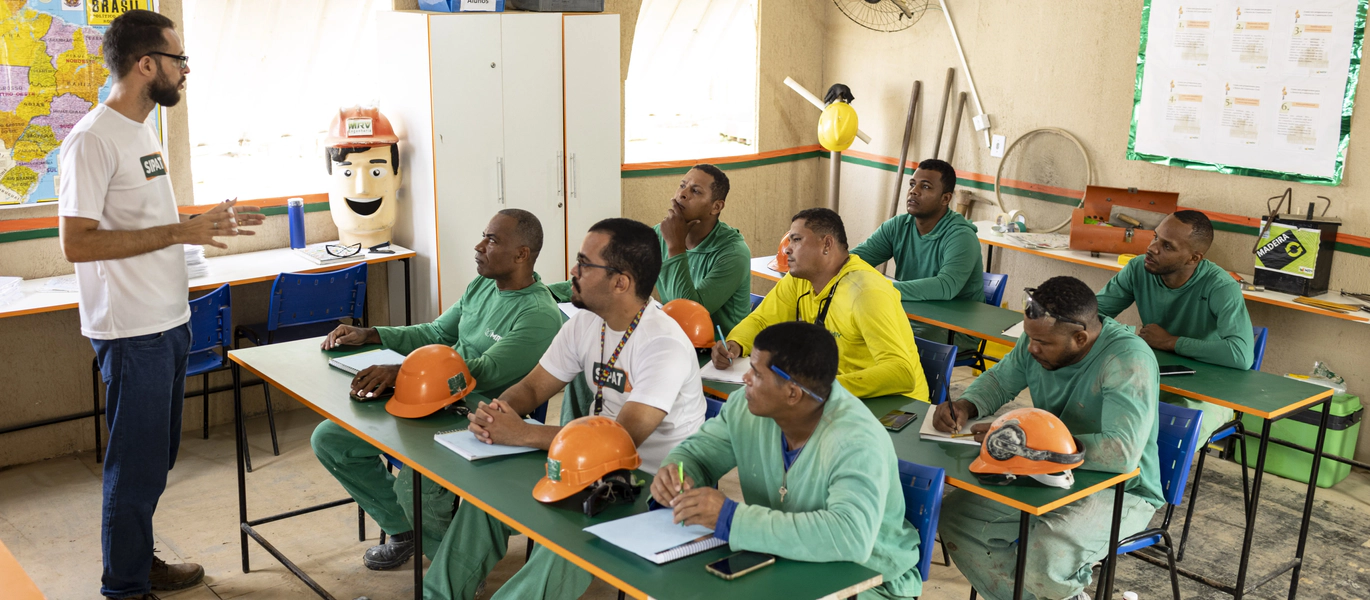 Sala de aula do projeto Escola Nota 10, com o professor dando aula para oito alunos 